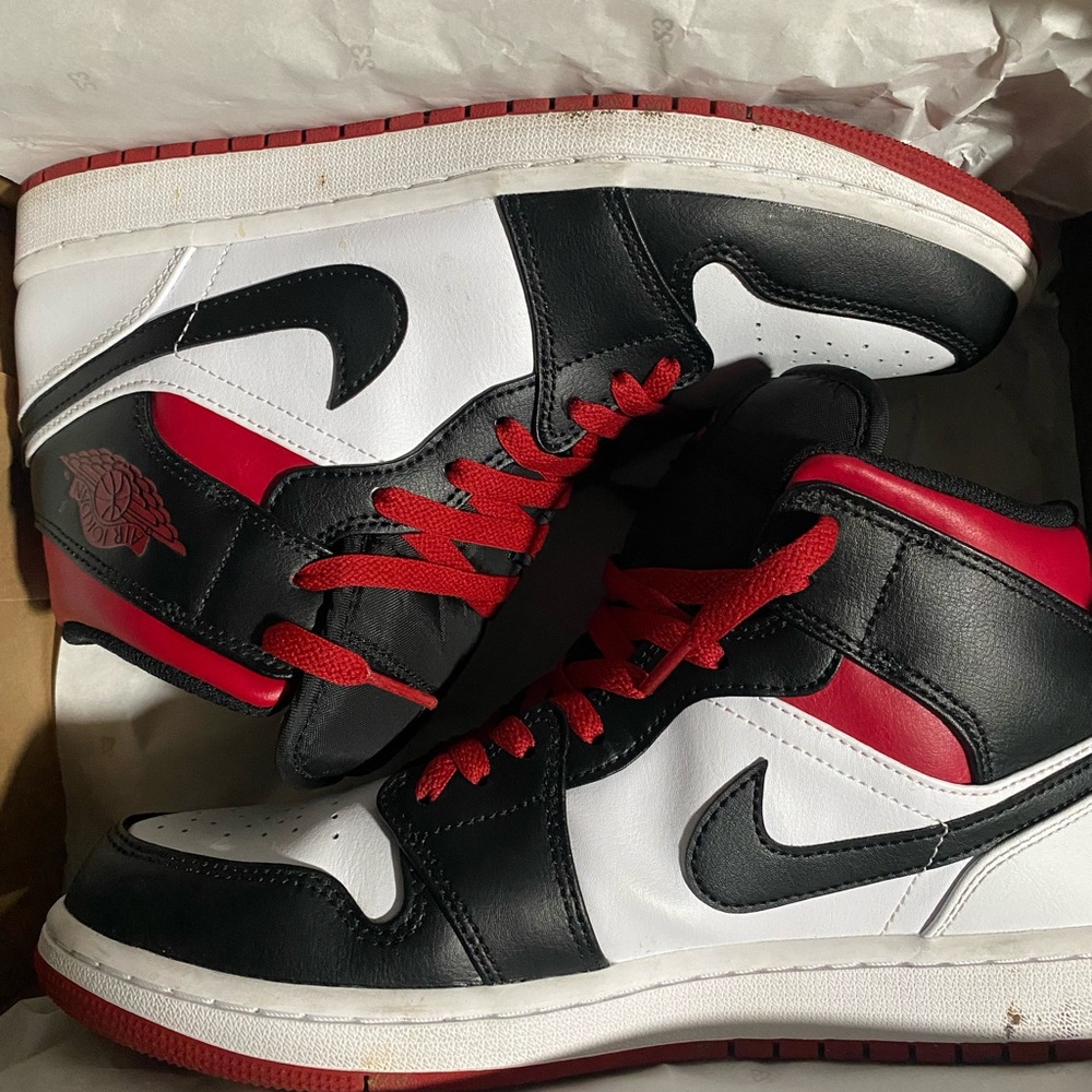 Jordan 1s mid